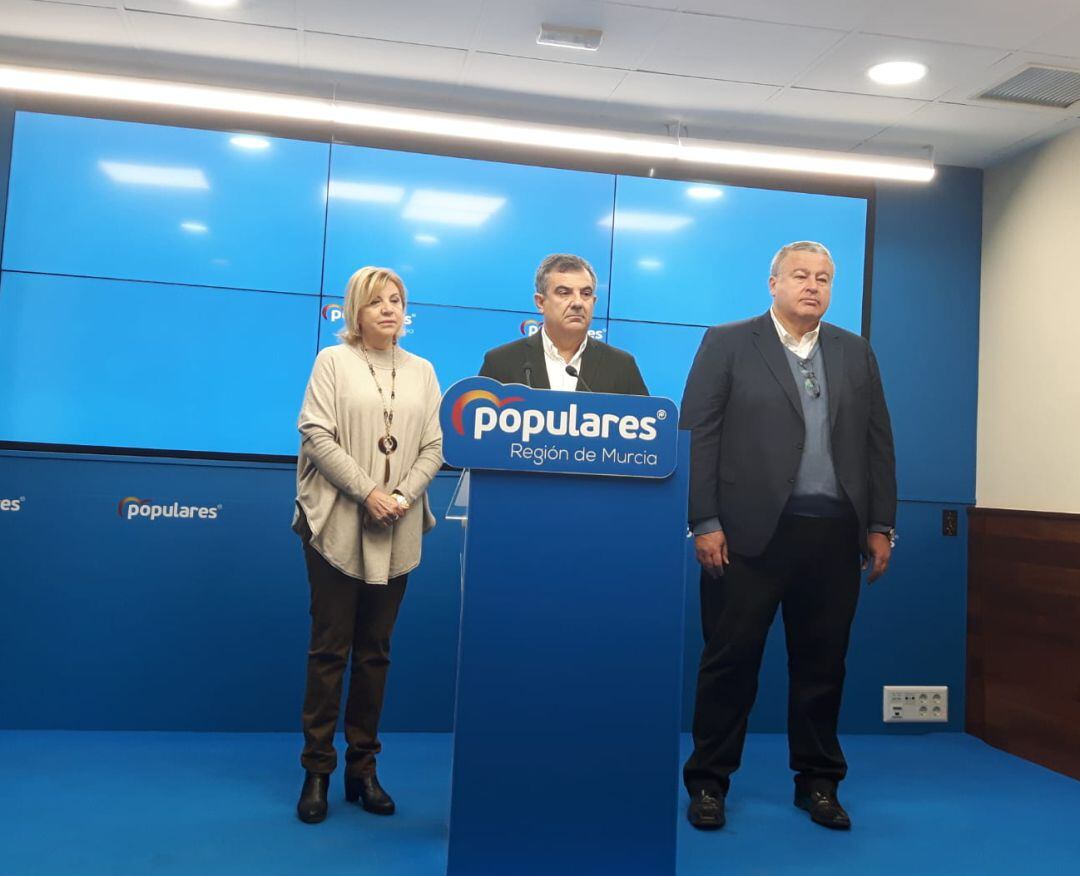 Juan María Vazquez (en el centro), junto a Violante Tomás y Francisco Bernabé