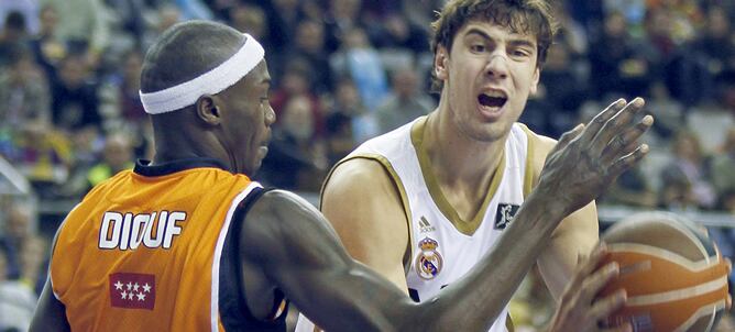 El pívot croata del Real Madrid, Ante Tomic, intenta penetrar a canasta ante la defensa del pívot senegalés Michel Diouf, del Baloncesto Fuenlabrada, durante el cuarto partido de los cuartos de final de la Copa del Rey de baloncesto que disputan ambos equ