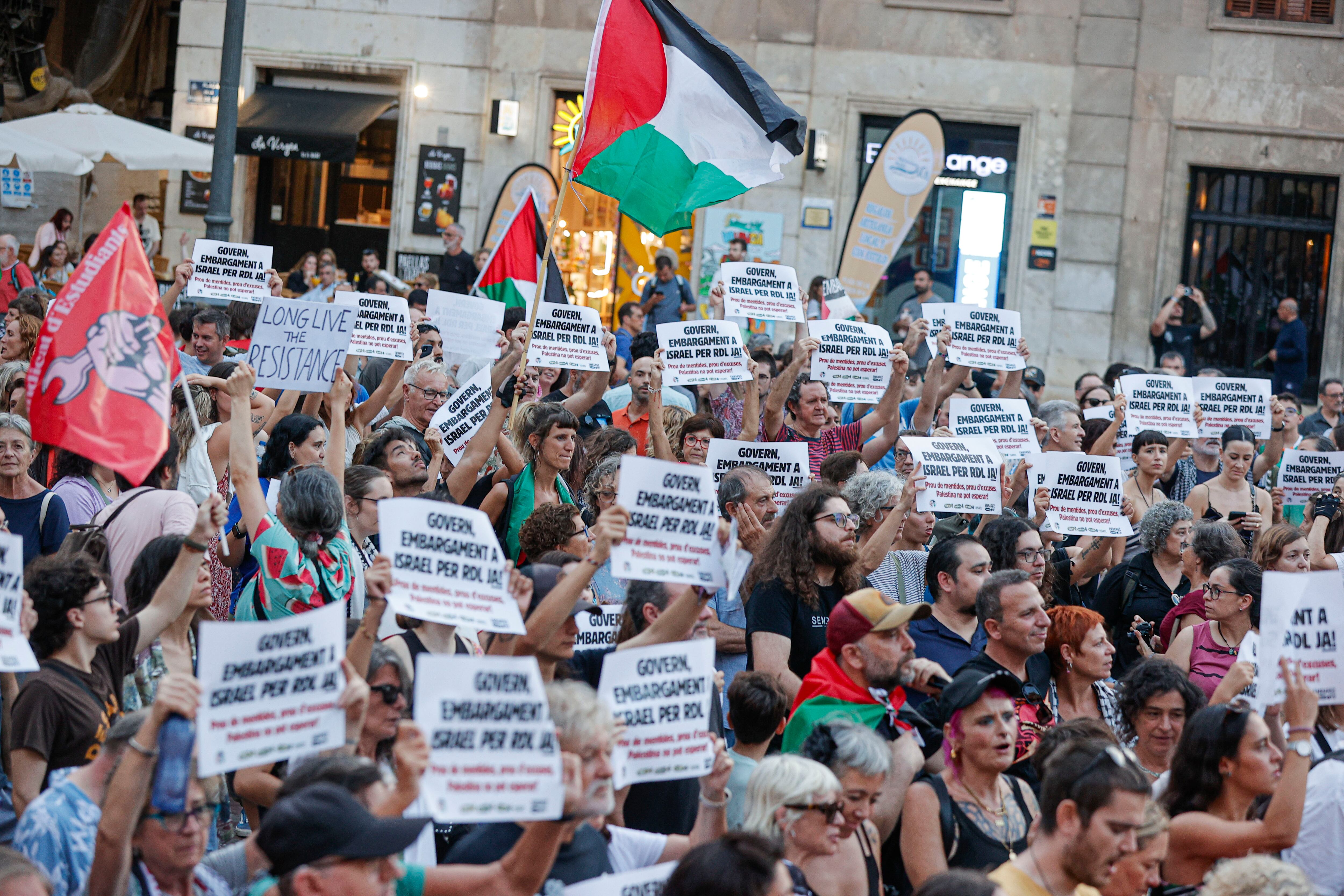 GRAFCVA9216. VALÈNCIA, 13/09/2025.- Cientos de personas se han manifestado por el centro de Valéncia, convocadas por organizaciones de solidaridad con Palestina, bajo el lema Embargament darmes JA, exigiendo al Gobierno el embargo de armas a Israel. EFE/Manuel Bruque