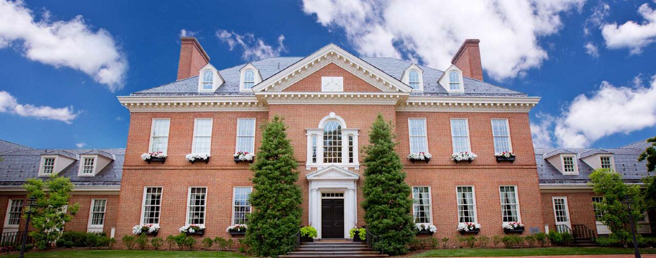 La residencia del Gobernador de Pensilvania es una casa de estilo georgiano de 2.700 metros cuadrados diseñada por el arquitecto George Ewing. Commonwealth of Pennsylvania.