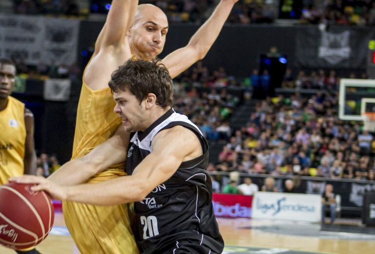 GRA151 BILBAO (Pais Vasco) 18/10/2015.-El jugador del Bilbao Basket Dejan Todoric (d) y Albert Oliver (iz.) del Herbalife Gran Canaria,durante el partido de la segunda jornada de la Liga Endesa que ambos equipos han disputado hoy en Bilbao. EFE/IÑAKI ANDRÉS