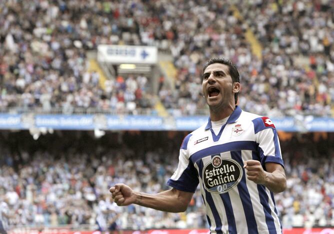 El jugador del Deportivo de La Coruña Riki celebra el primer gol de su equipo durante el encuentro frente a Osasuna