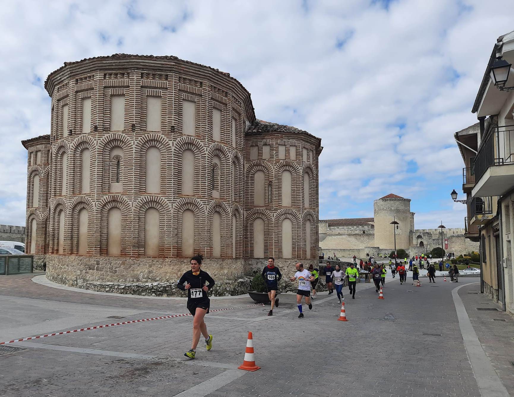 Carrera Murallas de Cuéllar 2022 a su paso por la iglesia de San Martín