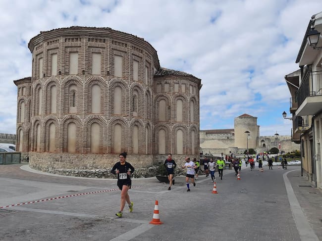 Carrera Murallas de Cuéllar 2022 a su paso por la iglesia de San Martín