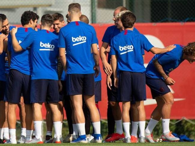 Los jugadores del Barcelona le han dado unas cuantas collejas al 'novato' Antoine Griezmann.