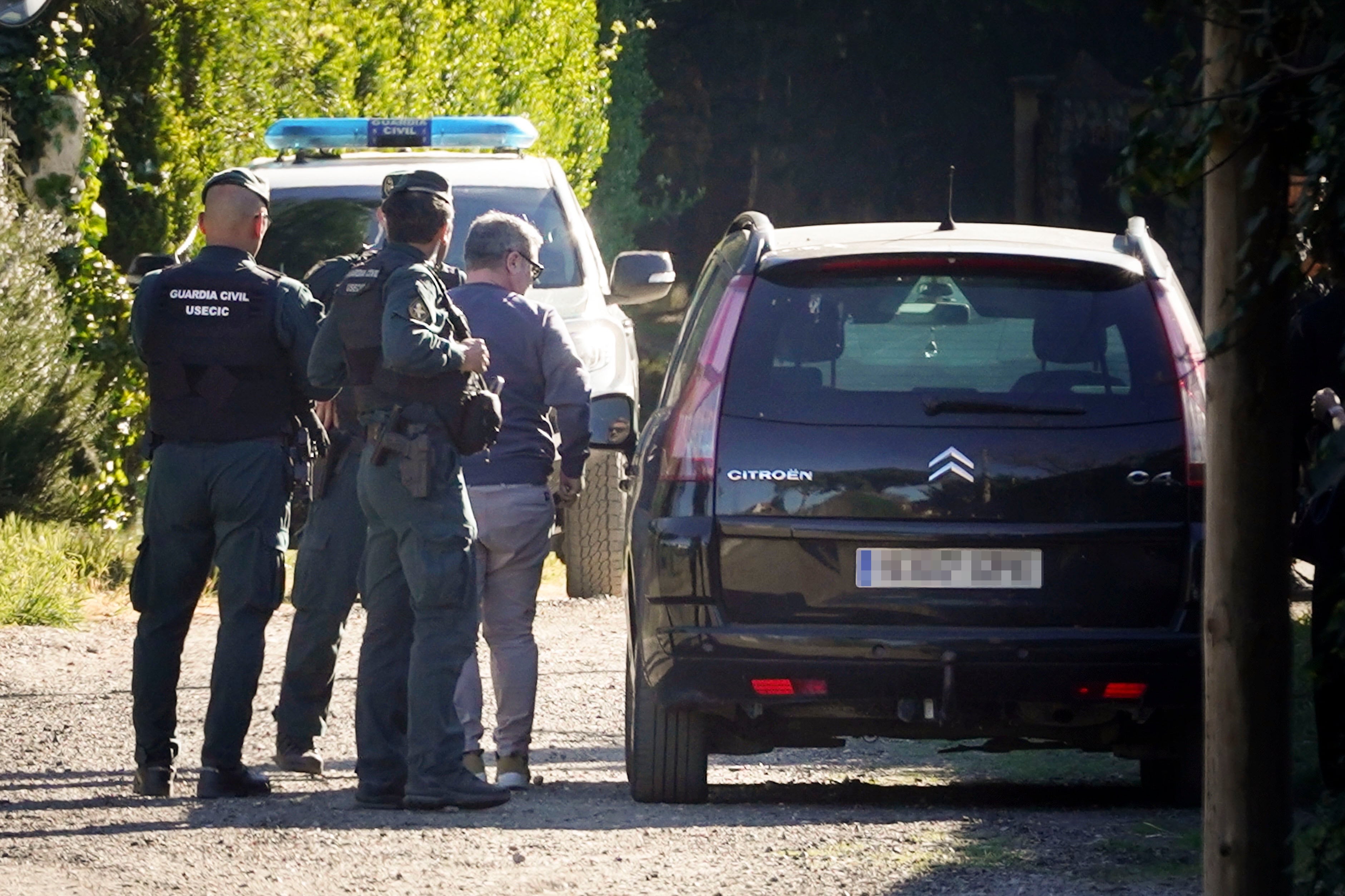 Óscar S.M. (c), único investigado por la muerte de Esther López, a su llegada al registro del chalé por parte de la Guardia Civil