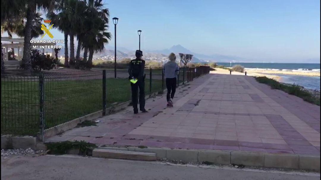 Detenidos mientras practicaban deporte en una playa de El Campello