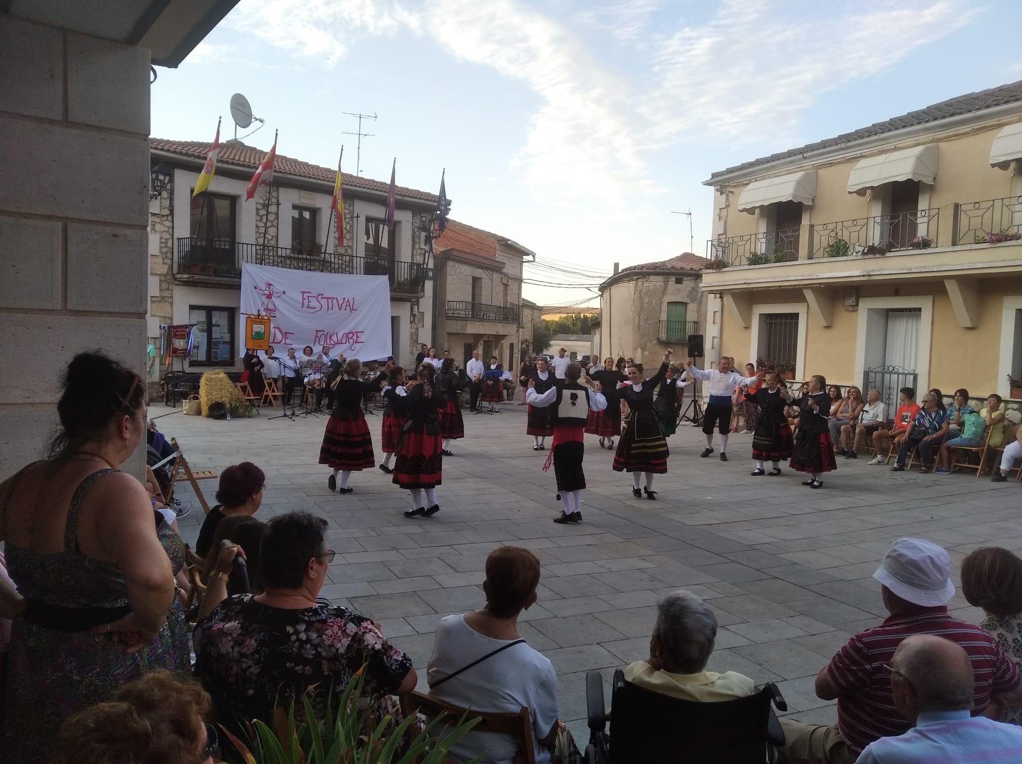 El público sigue atento las danzas del grupo Entre Ríos