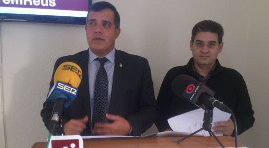 Jordi Cervera, líder d'ARA Reus, a l'esquerra, acompanyat d'Enric Bosch.