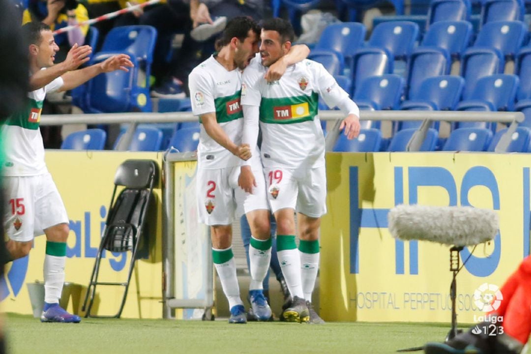 Carlos Castro, a la derecha, celebra su gol en Las Palmas con Tekio