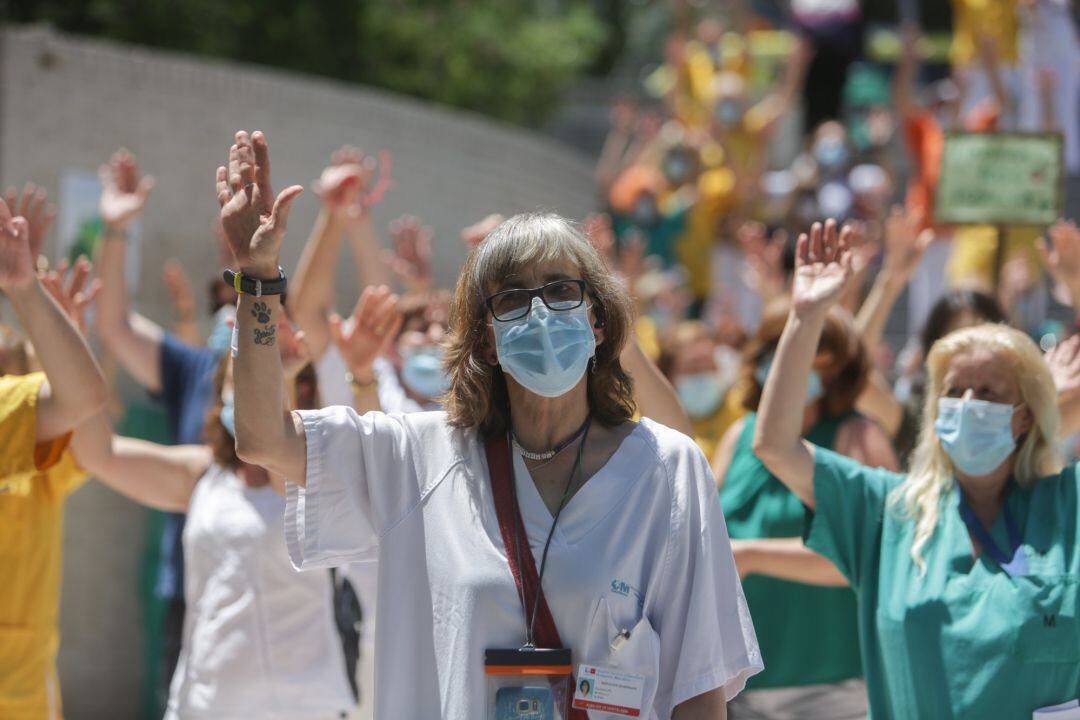 Varias mujeres levantan las manos durante la concentración convocada por las trabajadoras del servicio de limpieza del Hospital Gregorio Marañón de Madrid