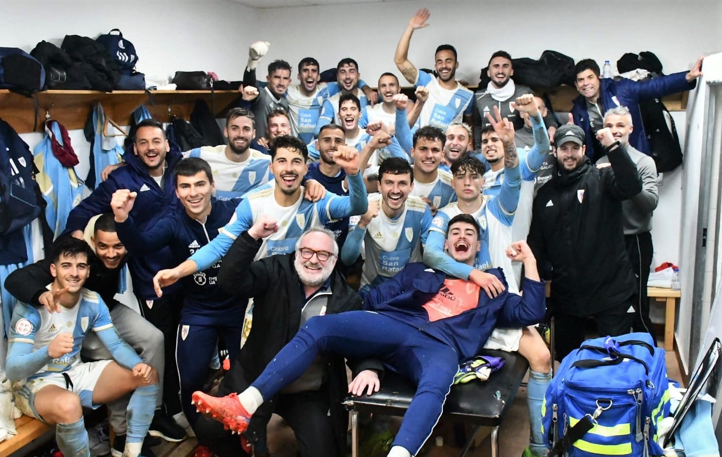 Así se celebró en el vestuario el triunfo en el campo del líder