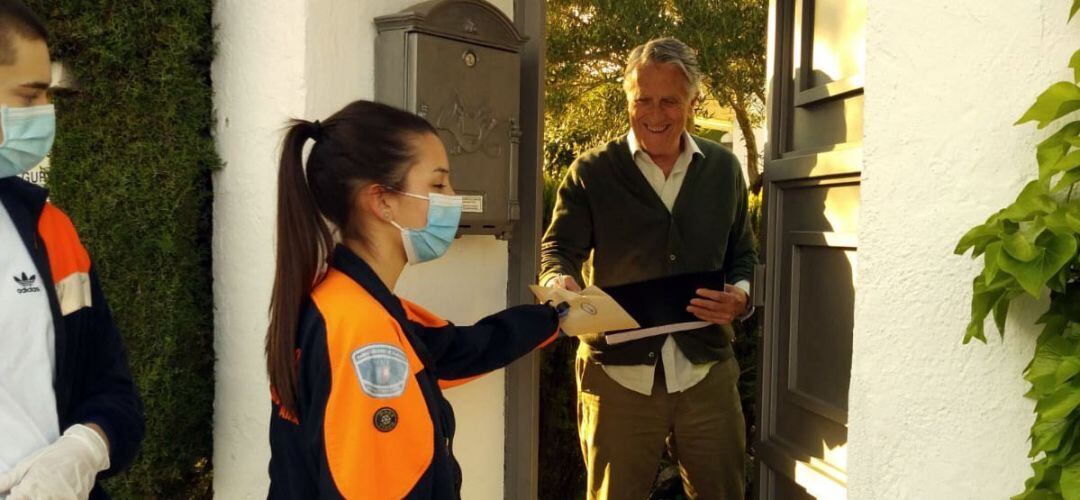 Voluntarias de Protección Civil entregan mascarillas a las personas mayores del municipio