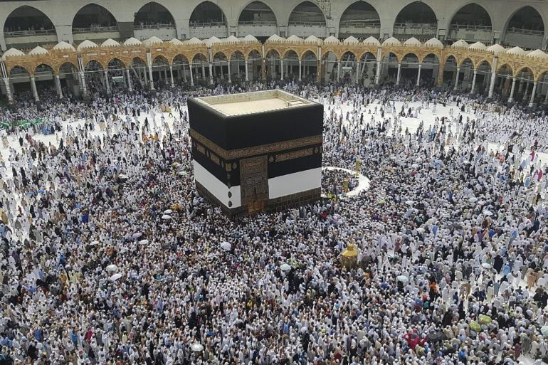 Miles de fieles rezan en la mezquita Masjid al-Haram en la ciudad de La Meca, Arabia Saudí. Archivo.