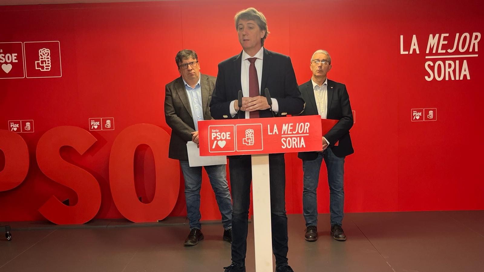 Carlos Martínez, alcalde de Soria, flanqueado por el alcalde de Almazán, Jesús Cedazo (i), y el portavoz socialista en El Burgo de Osma, José Peñalba (d).