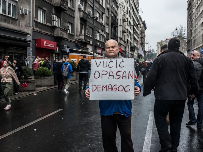 Un hombre serbio sostiene un cartel que dice "Vucic es un demagogo peligroso" durante una protesta por la corrupción gubernamental el 15 de marzo de 2025 en Belgrado, Serbia. Getty Images.