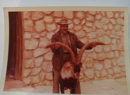 Julio Punzano, guarda de caza que acompaño a Franco en alguna ocasión en Cazorla, con el &quot;Mansillo&quot;, el macho montés protagonista del episodio de la cabra montés en la serie &quot;El Hombre y la Tierra&quot; de Félix Rodriguez de la Fuente