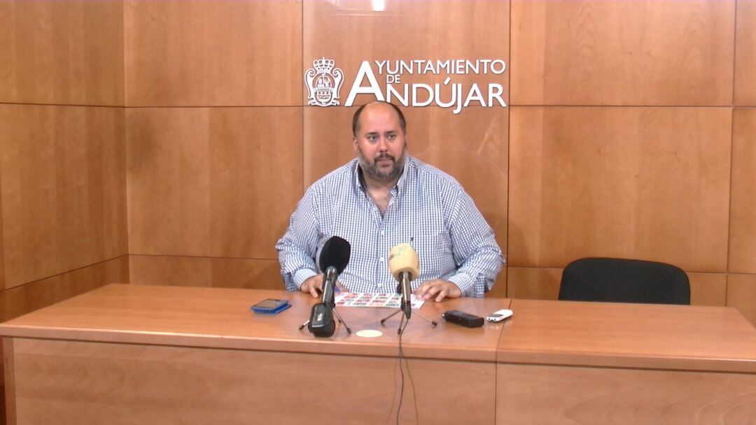 El edil de Vivienda, Juan Francisco Cazalilla, durante la comparecencia ante los medios