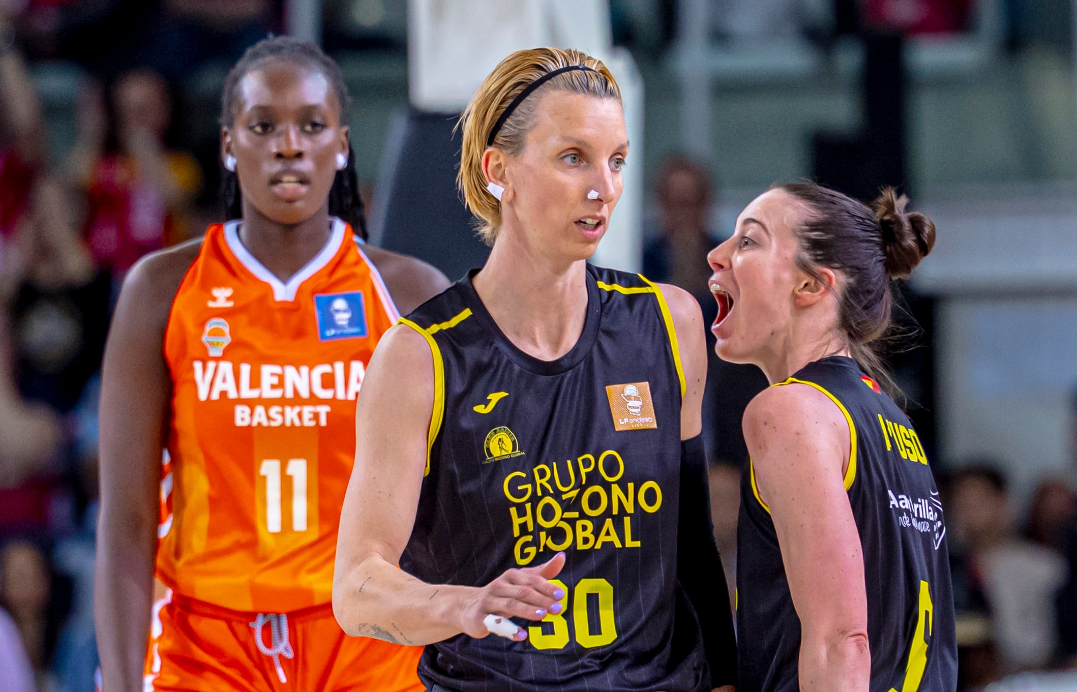 Laura GIl, jugadora de Hozono Global Jairis, celebra un punto contra Valencia en la final de Copa