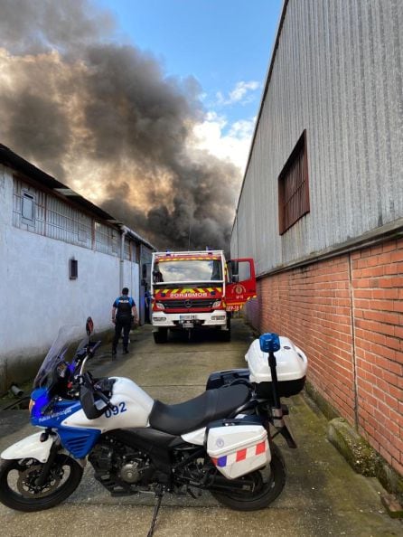 Momento de la intervención de la policía y los bomberos en el incendio