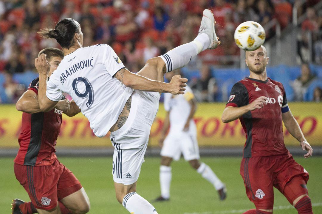 Remate de Ibra en su gol número 500 de esta noche en la MLS