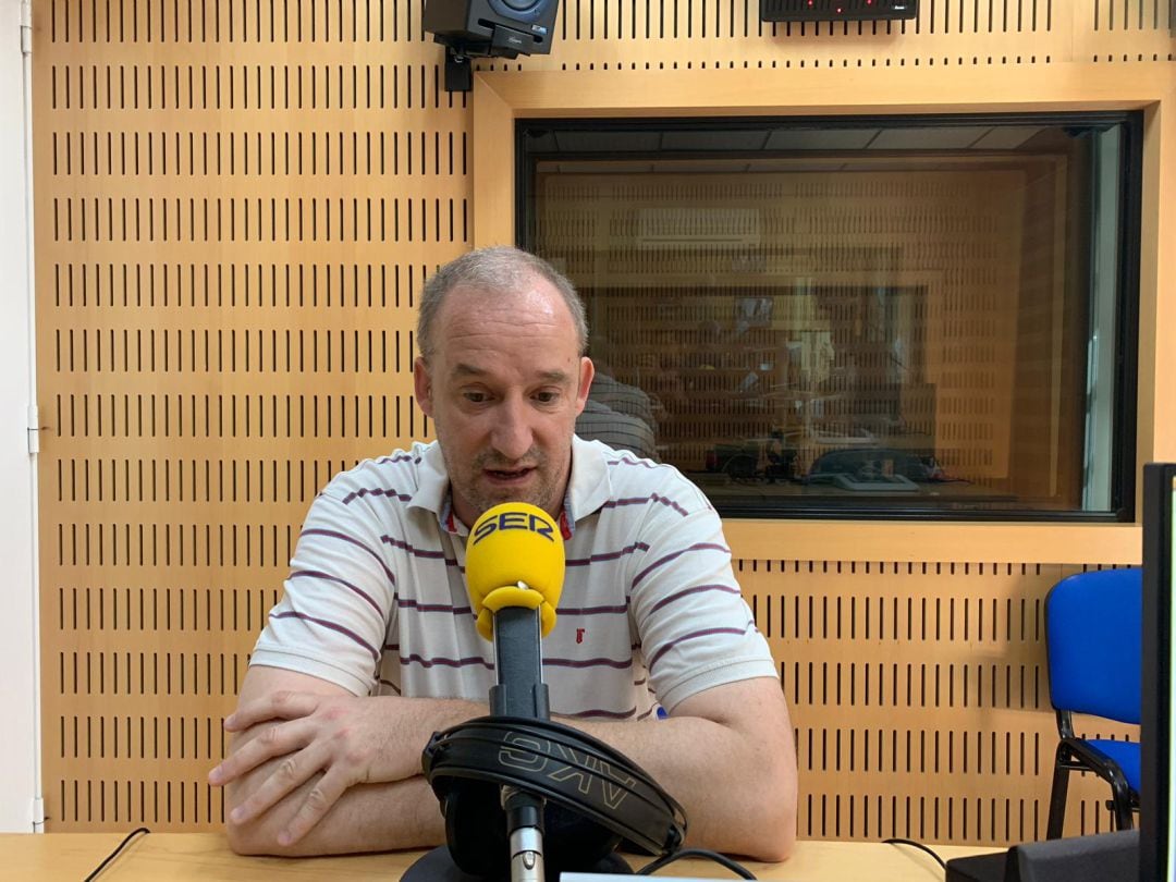 Rafa Monclova, entrenador del Real Murcia, en los estudios de Radio Murcia Cadena SER