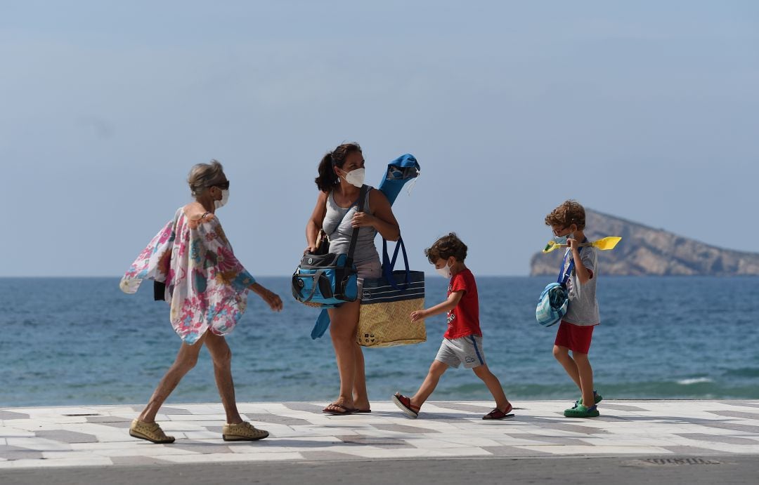 Una familia de camino a la playa en Benidorm