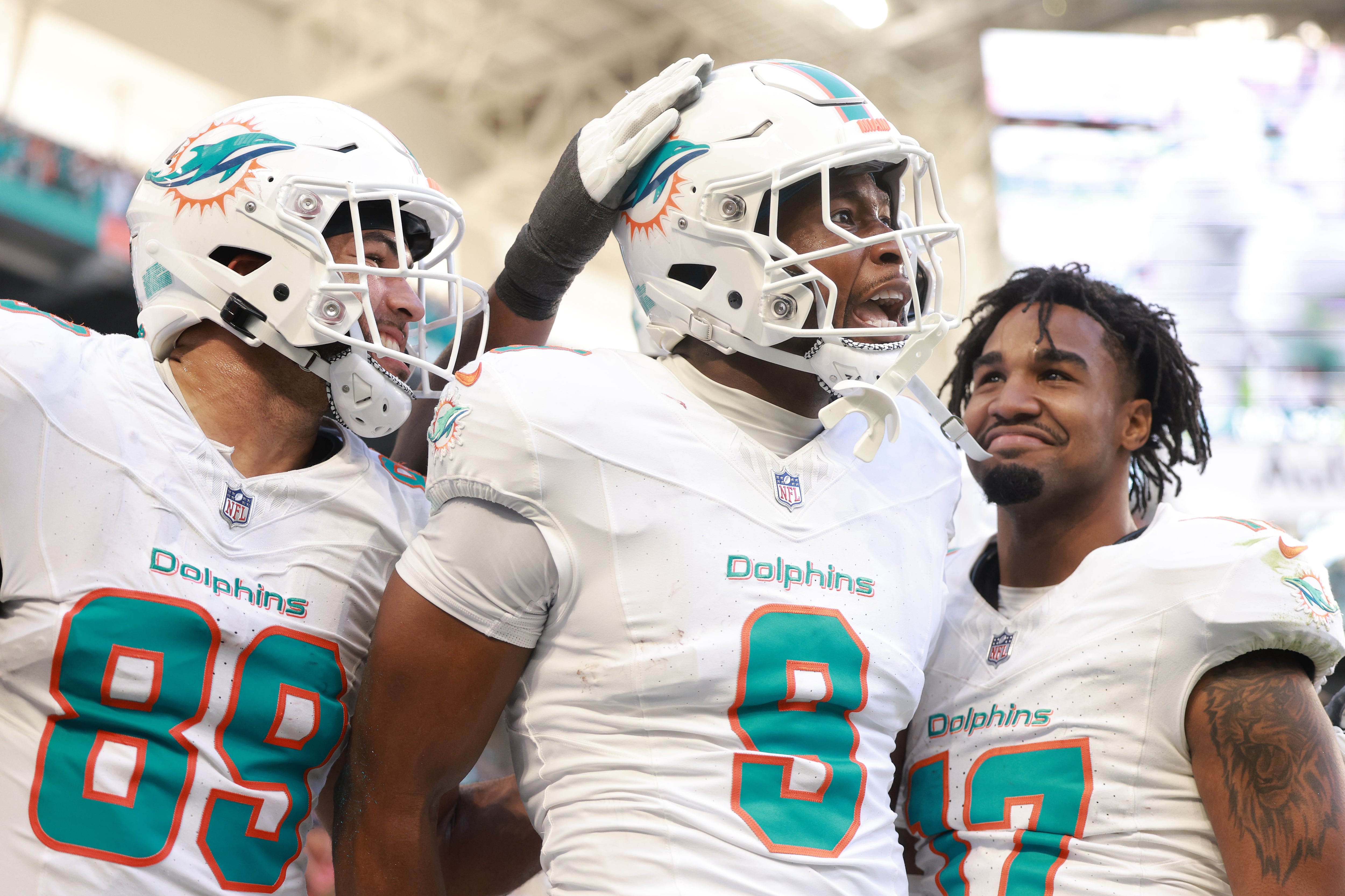 Jonnu Smith, de los Miami Dolphins, celebra un touchdown ganador ante los New York Jets