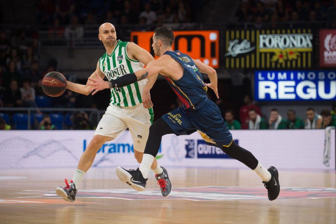 Albert Oliver y Luca Vildoza durante el partido.