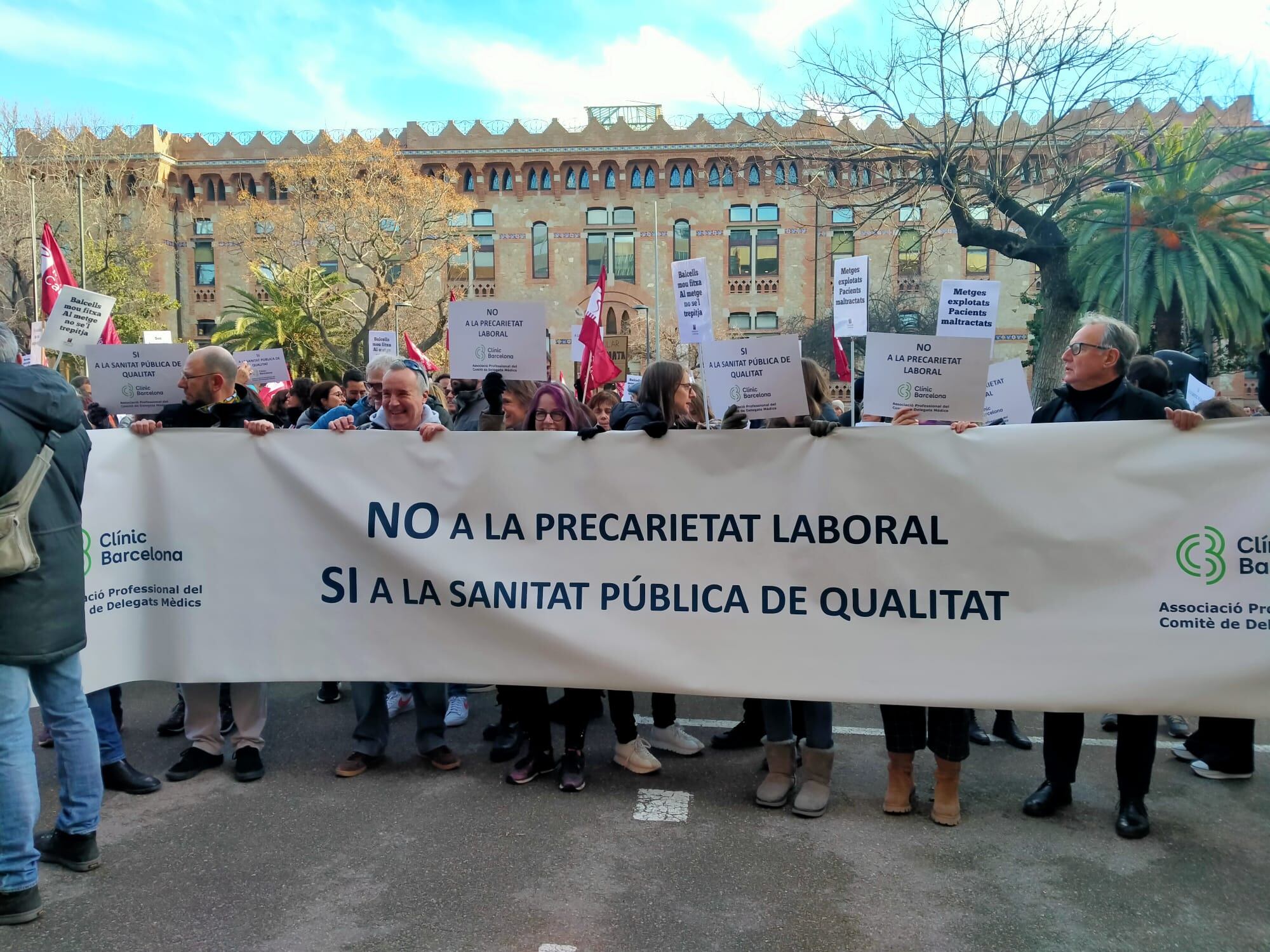 Grup de metges amb una pancarta davant la seu de la conselleria de Salut