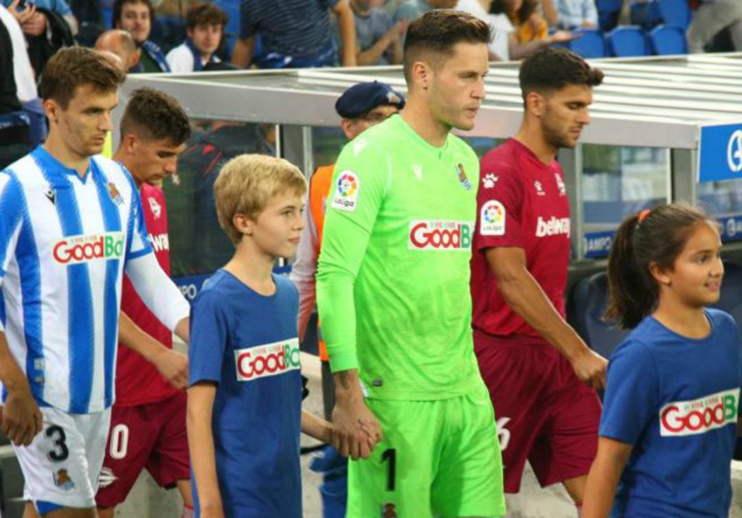 Remiro salta al terreno de juego contra el Alavés