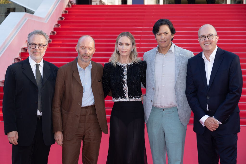 Greg Brenman, Hugo Blick, Emily Blunt, Chaske Spencer and Colin Wratten en la presentación de &quot;The English&quot; en Cannes