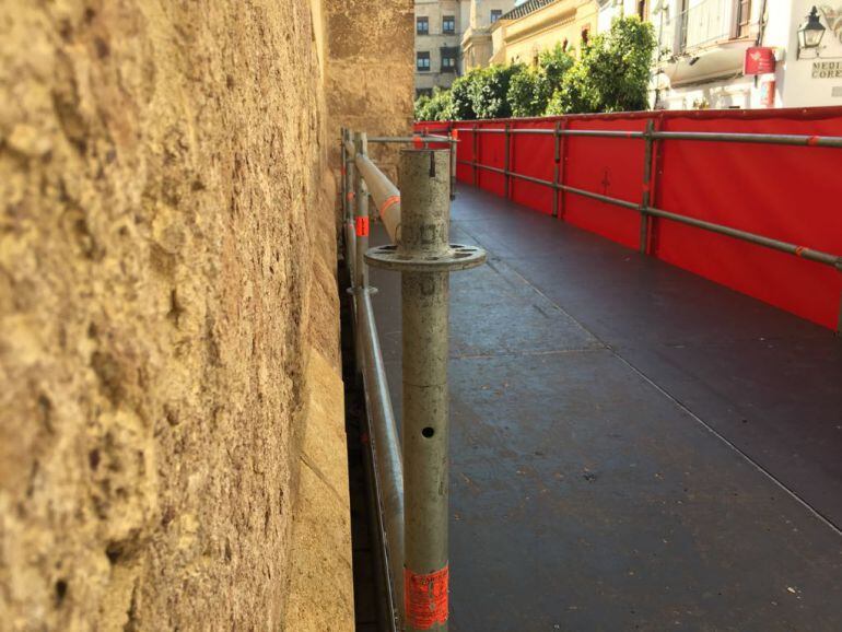 Imagen de la instalación metálica colocada en los andenes de la Mezquita.