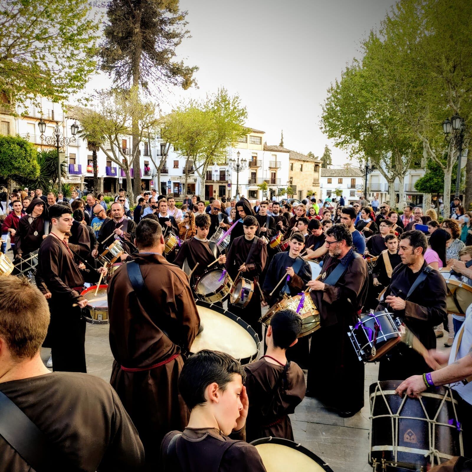 Cientos de tambores sonando al unísono en la Plaza de la Constitución de Baeza durante la tamborrada del Sábado Santo