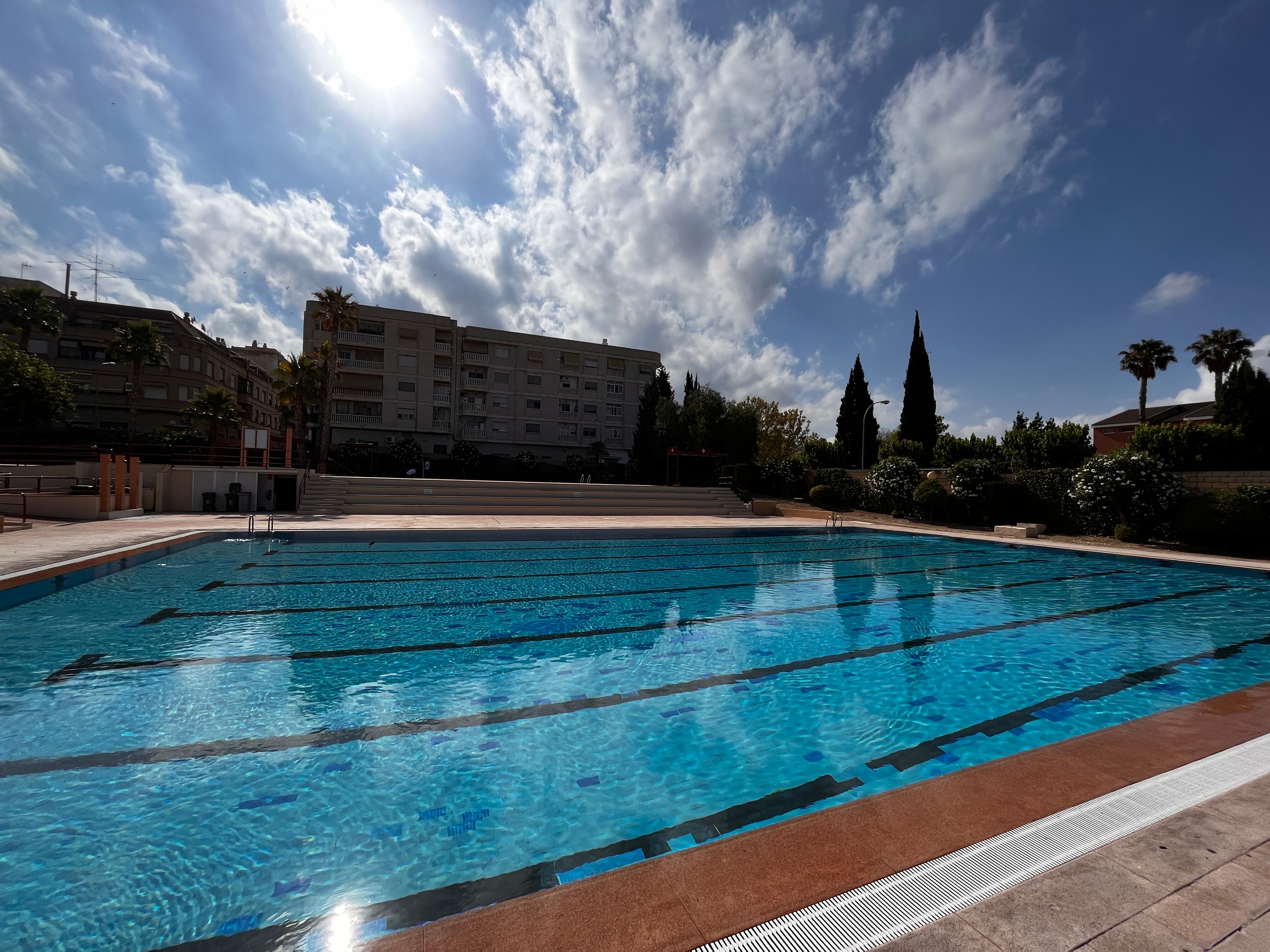 Las piscinas de Petrer en el polideportivo municipal.