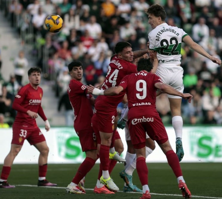 Affrenbruger remata a portería ante la poblada defensa del Real Zaragoza