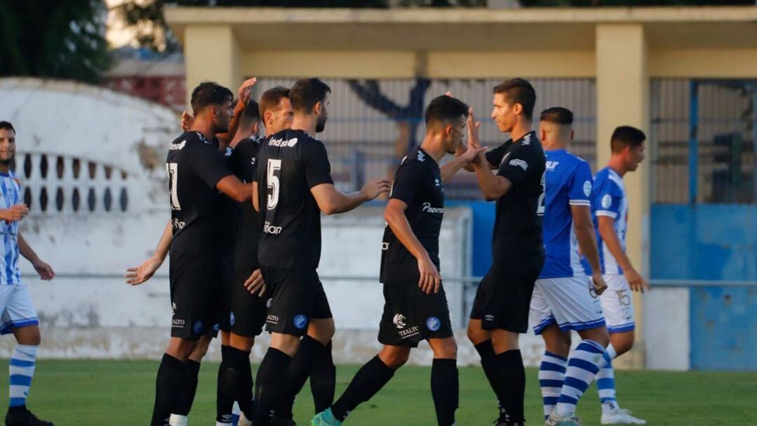 Los jugadores del Xerez DFC celebran uno de los goles 