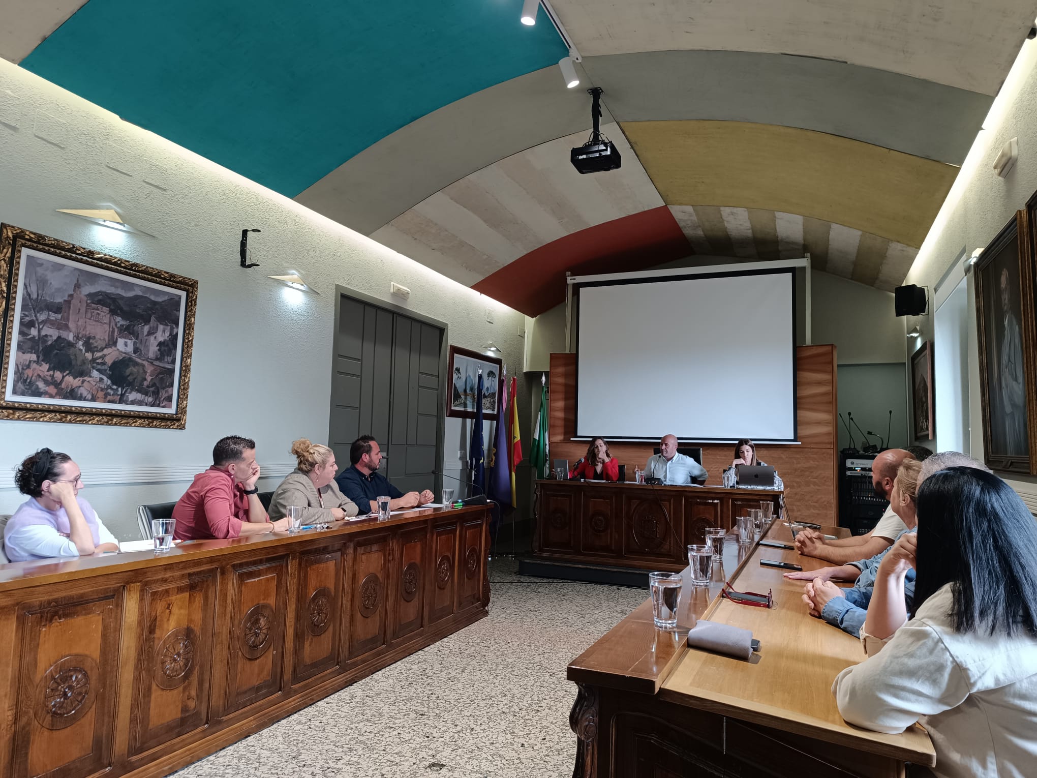 Pleno municipal en el Ayuntamiento de Cazorla (Jaén).
