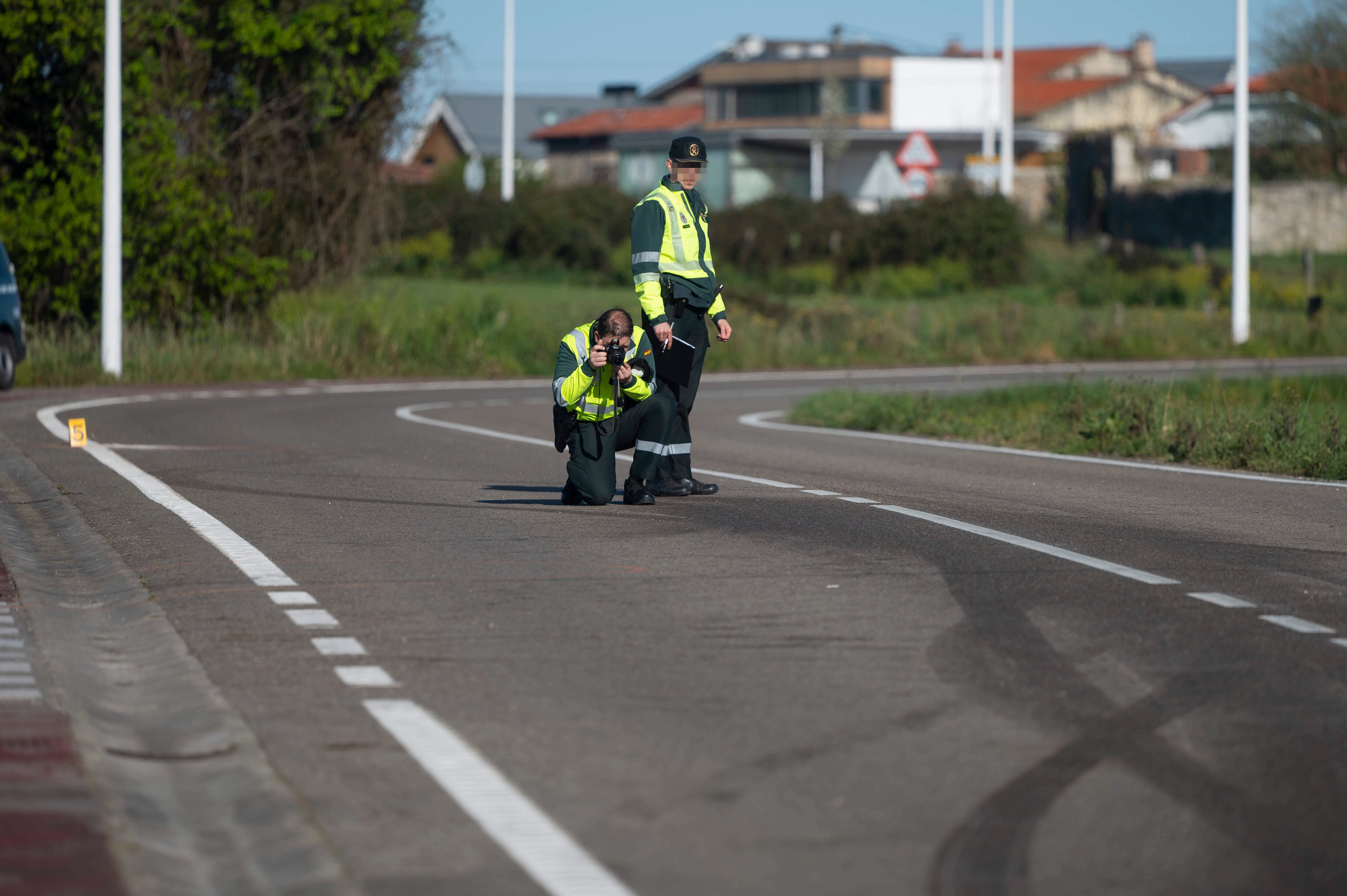 SUESA (CANTABRIA), 05/04/2023.- Agentes de la Guardia Civil de Tráfico investiga este miércoles en el lugar del atropello mortal múltiple ocurrido junto a un camping de la localidad de Suesa, en el municipio cántabro de Ribamontán al Mar. EFE/ Pedro Puente Hoyos
