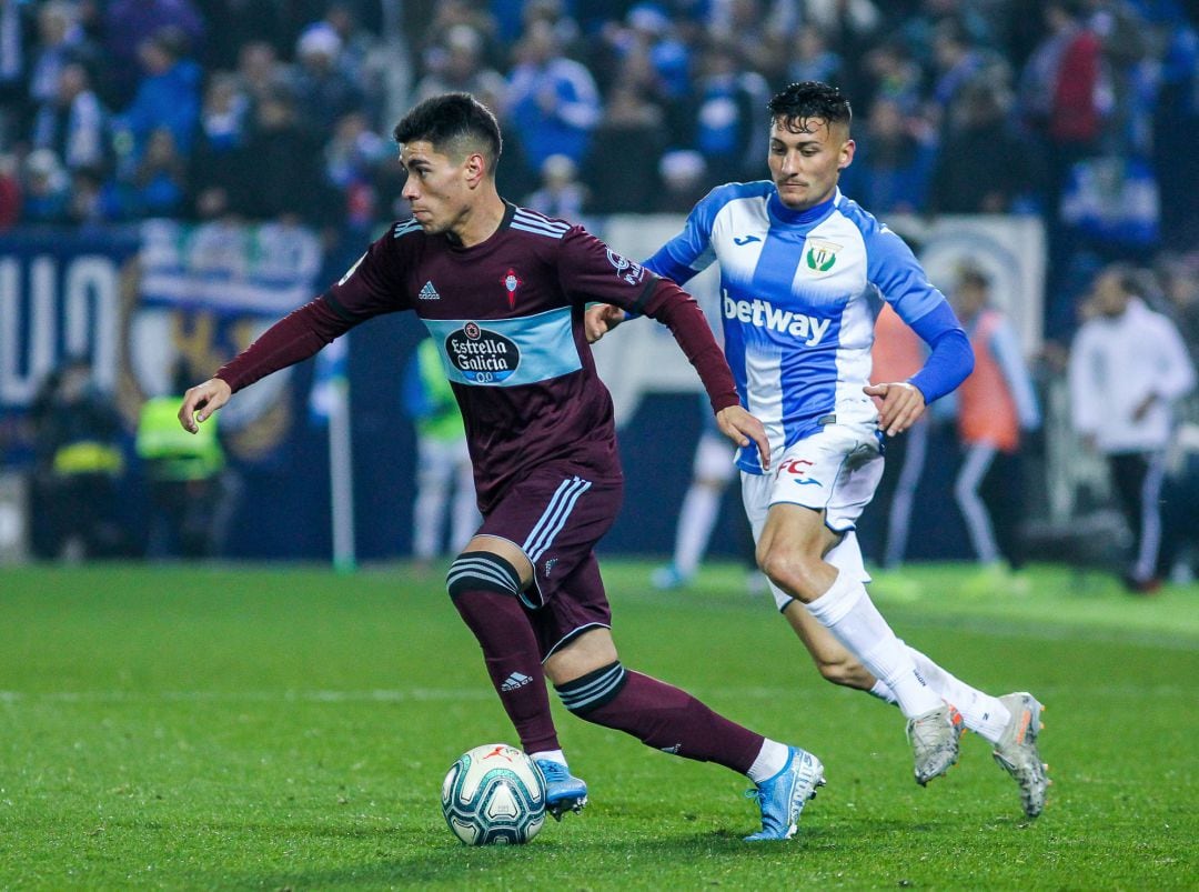 Olaza controla el balón durante el partido jugado ante el Leganés