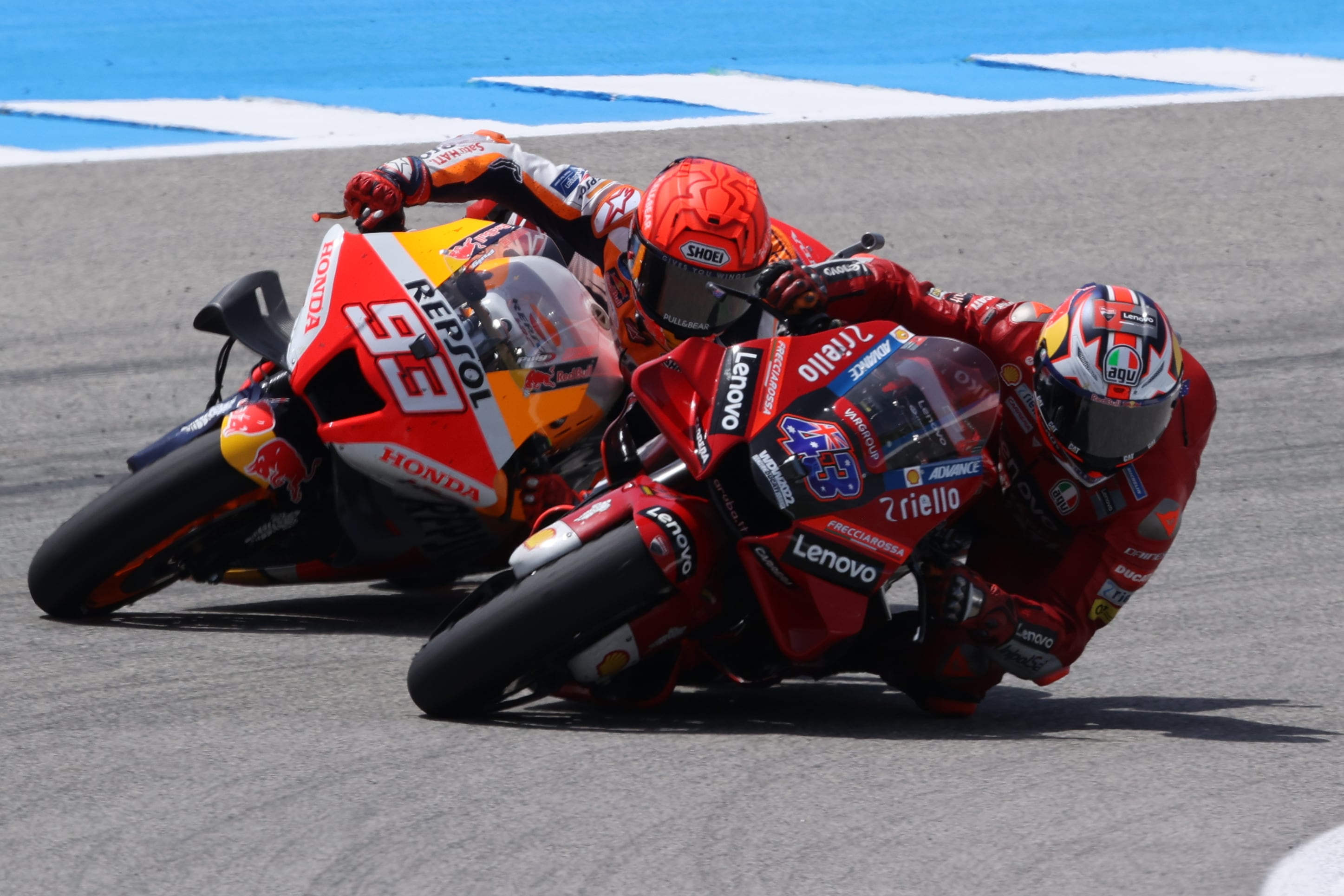 JEREZ (CÁDIZ), 01/05/2022.- El piloto español Marc Márquez (Repsol Honda Team) (i) durante el Gran Premio de España de Motociclismo de MotoGP que se celebró en el circuito &quot;Ángel Nieto&quot; de Jerez de la Frontera (Cádiz). EFE/Román Ríos