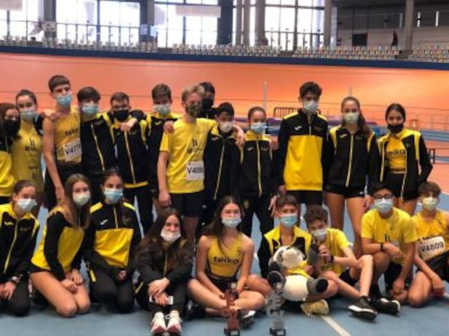 Chicos y chicas del Safor tras finalizar el campeonato.