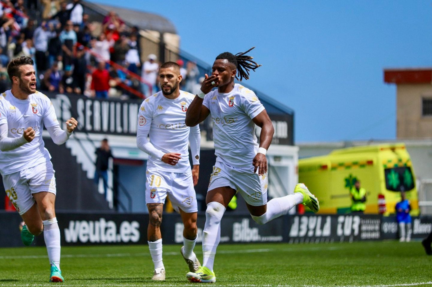 Cedric Teguia celebra un gol con el Ceuta en la 2023-24