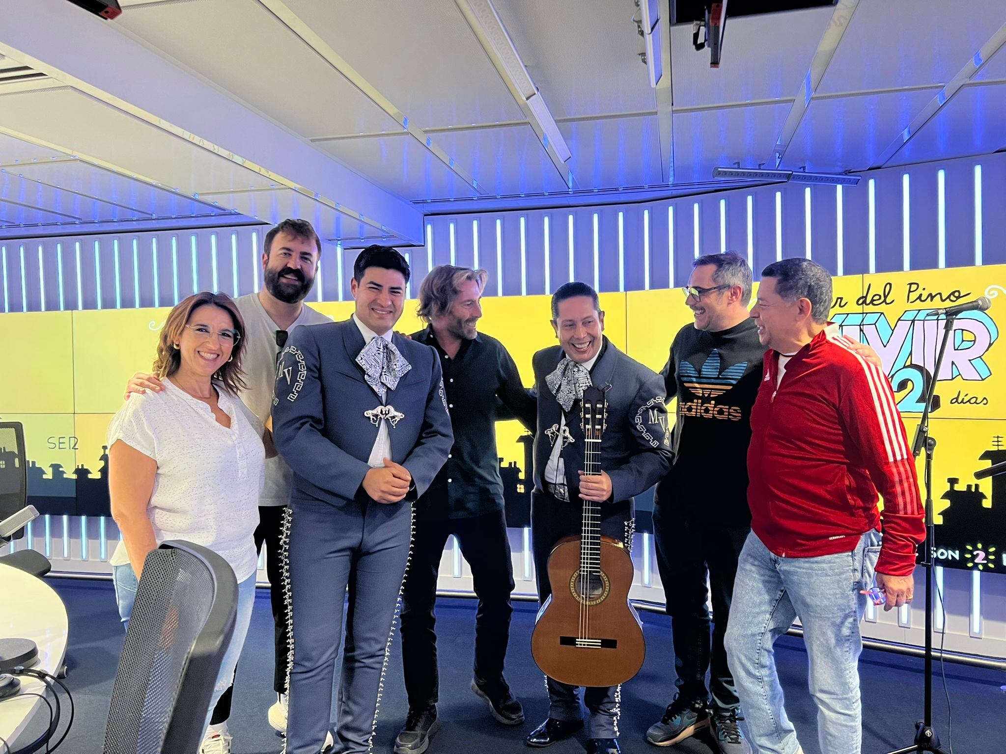 Mariachi Vargas de Tecalitlán con Llum Barrera, Antonio Castelo, Javier del Pino y Pere Aznar en los estudios de la Cadena SER.