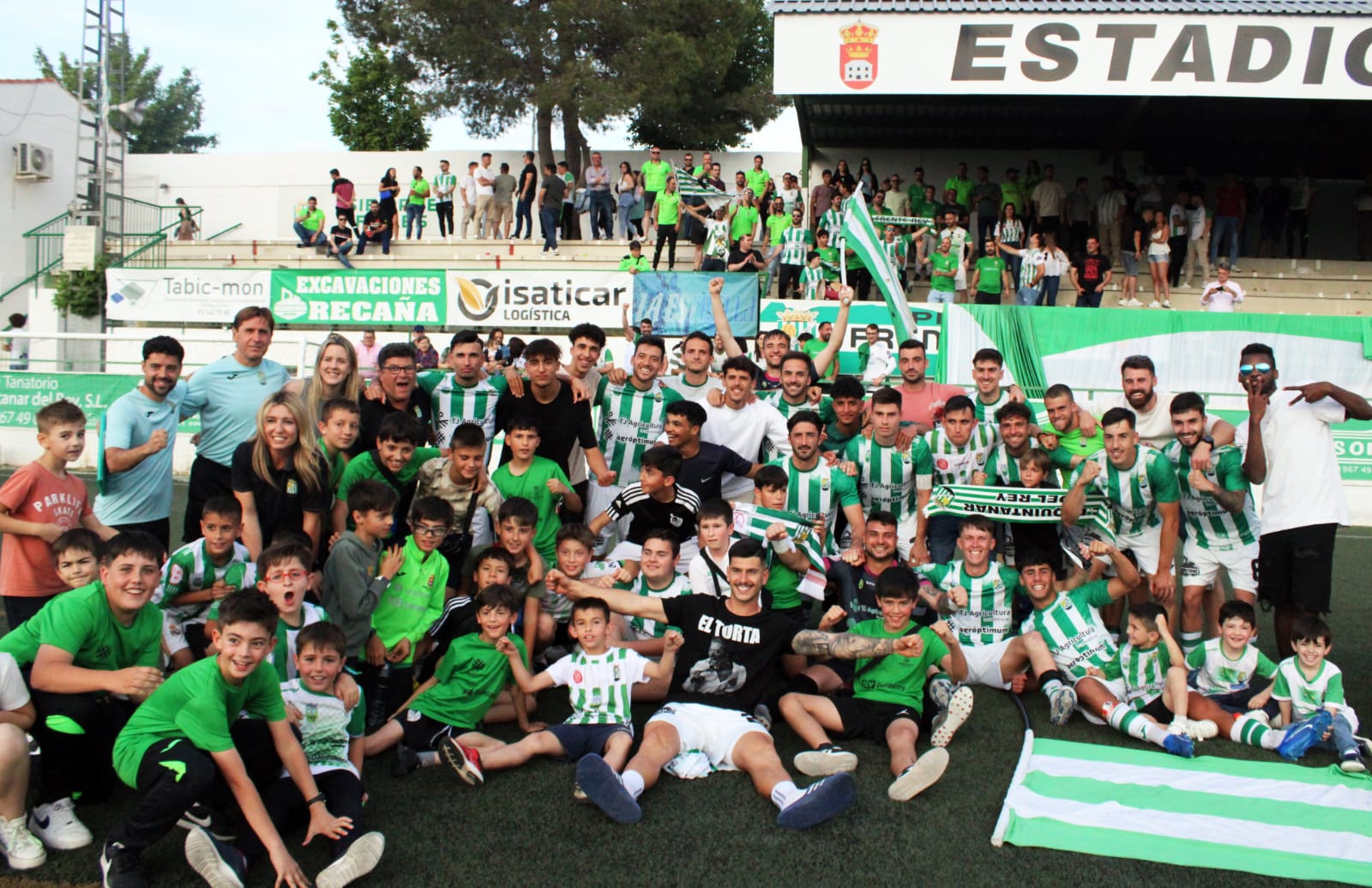 La afición celebra con la plantilla su clasificación