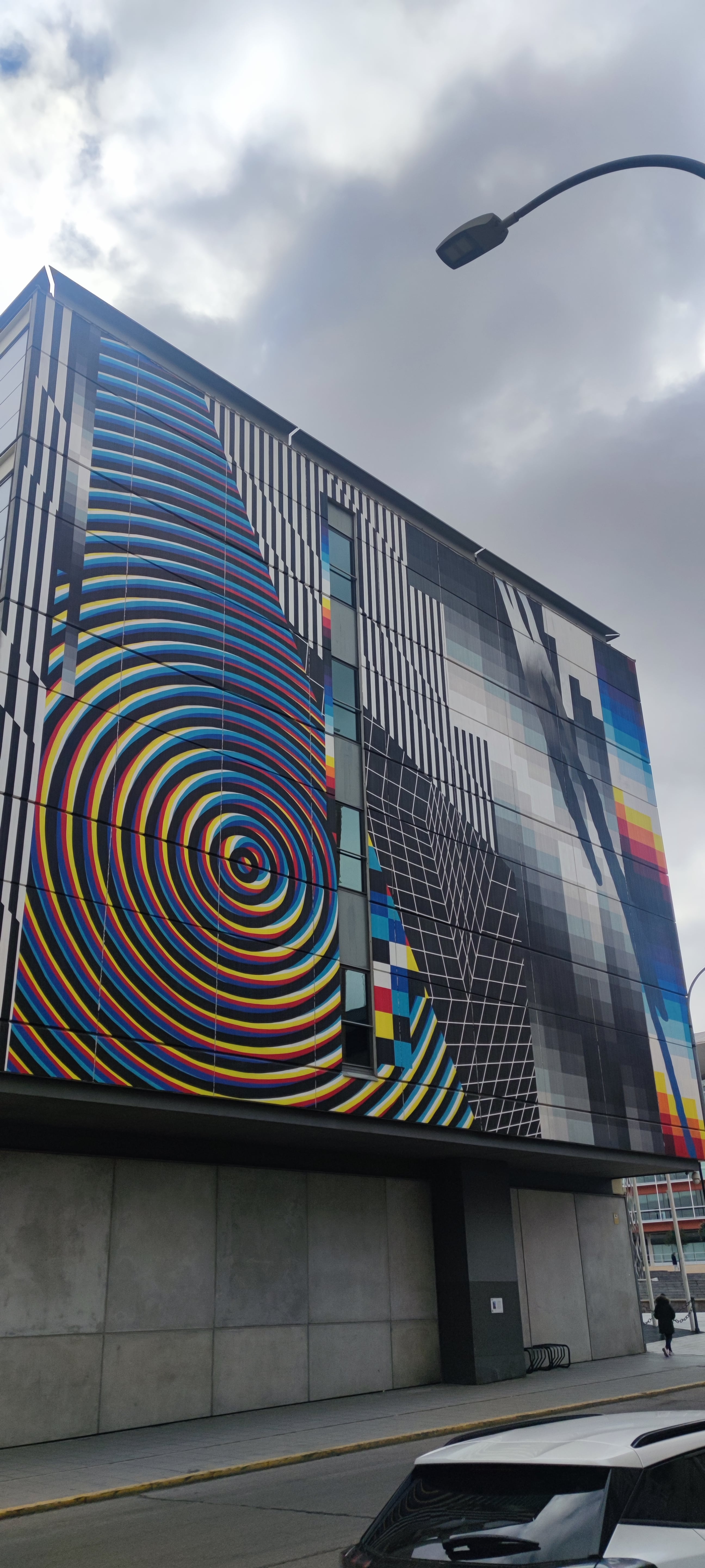 Mural del artista Felipe Pantone en el Ayuntamiento de Fuenlabrada.