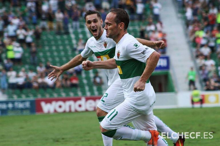 Nino celebra un gol ante el Nástic en el estadio Martínez Valero