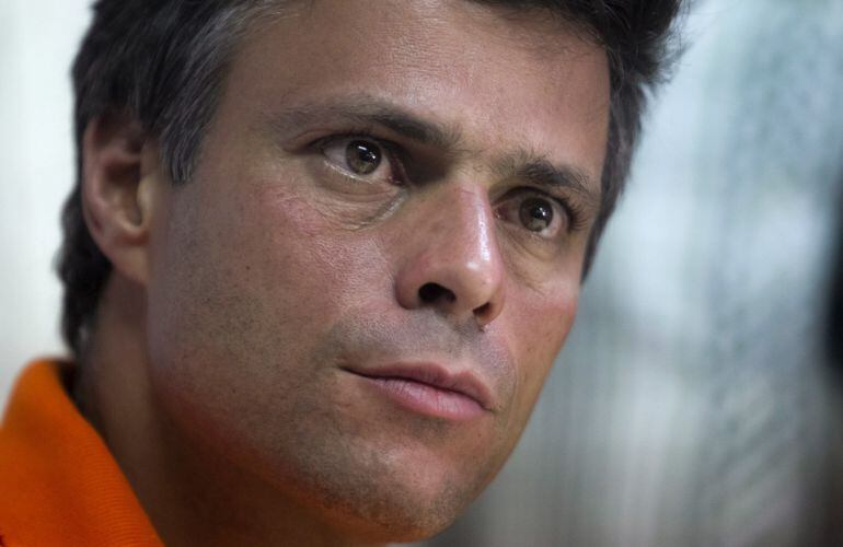 Fotografía de archivo del opositor venezolano Leopoldo López que ha abandonado la cárcel y ha pasado a estar en una situación de &quot;arresto domiciliario&quot;.