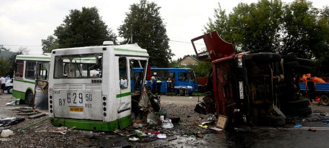 El autobús quedó partido por la mitad tras chocar con el camión