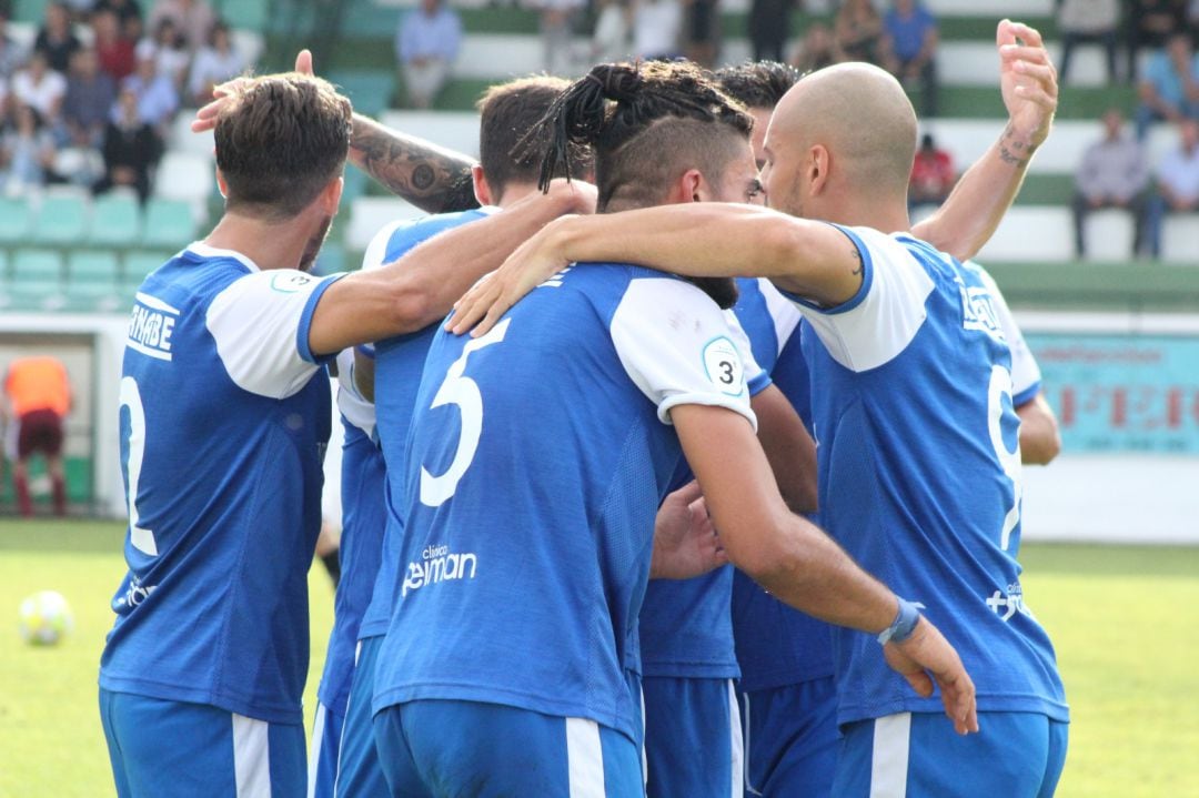 Jugadores del Xerez DFC celebrando uno de los goles en Pozoblanco 